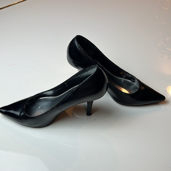 🖤WHITE HOUSE BLACK MARKET SHINY BLACK LEATHER 4’ HEELS SIZE 7 MEDIUM 🖤 - Picture 15 of 16